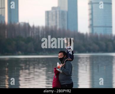 Jiangsu, Jiangsu, Cina. 21st Feb, 2020. Jiangsu, CHINA-On February 20, 2020, a Nanjing, provincia di Jiangsu, alcuni residenti sono venuti al parco del lago di Xuanwu per avvicinarsi alla natura e godersi lo splendido paesaggio primaverile. Credito: Sipa Asia/Zuma Wire/Alamy Live News Foto Stock