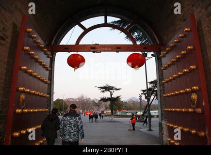 Jiangsu, Jiangsu, Cina. 21st Feb, 2020. Jiangsu, CHINA-On February 20, 2020, a Nanjing, provincia di Jiangsu, alcuni residenti sono venuti al parco del lago di Xuanwu per avvicinarsi alla natura e godersi lo splendido paesaggio primaverile. Credito: Sipa Asia/Zuma Wire/Alamy Live News Foto Stock