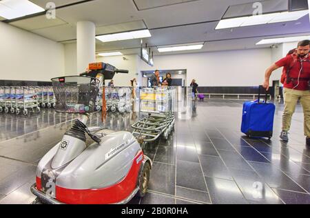 Nei corridoi dell'aeroporto di Vienna, Austria Foto Stock