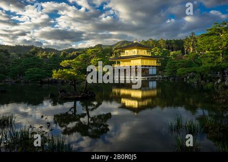 Bella riflessione del Padiglione d'Oro a Kyoto, Giappone Foto Stock