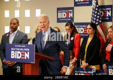 Joe Biden, ex Vice Presidente e candidato democratico alla presidenza, parla dei suoi piani per combattere la violenza delle armi, e della National Rifle Association, mentre si batte a Las Vegas.Survivor di violenza delle armi e membri di Moms Demand Action, un gruppo di difesa contro la violenza delle armi, si sono Uniti a Biden. Foto Stock