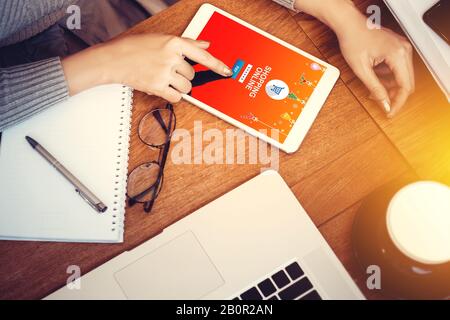 concetto di stile di vita moderno e aziendale. sito web per lo shopping online su tablet. sito web di e-commerce facile da acquistare online su smartphone, tablet. mani di donna utilizzare Foto Stock