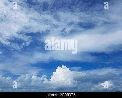 bel cielo blu con nuvole bianche. sfondo skyscape per carta da parati. Foto Stock