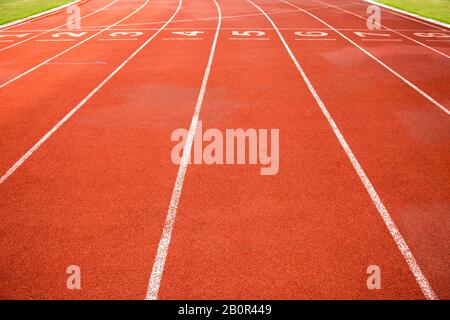 Sport, gioco, competizione ed esercizio Concept.Red pista in gomma con numero e linea in colore bianco. Pista da jogging, stadio all'aperto Foto Stock