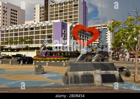 I Love KK e statue di marlin sul lungomare, Kota Kinabalu, Sabah, Borneo, Malesia Foto Stock