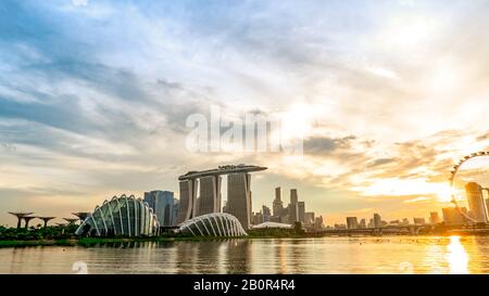 Città di Singapore città moderna e finanziaria in Asia. Marina Bay punto di riferimento di Singapore. Paesaggio di costruzione di affari Foto Stock