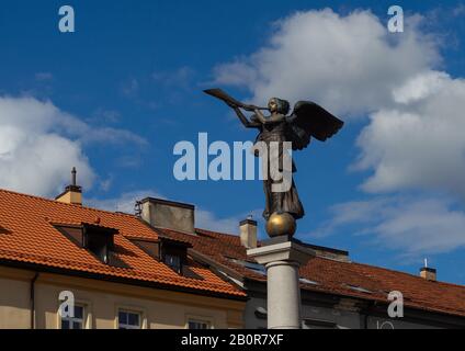 26 aprile 2018 Vilnius, Lituania, Statua di un angelo nel quartiere di Uzhupis a Vilnius. Foto Stock