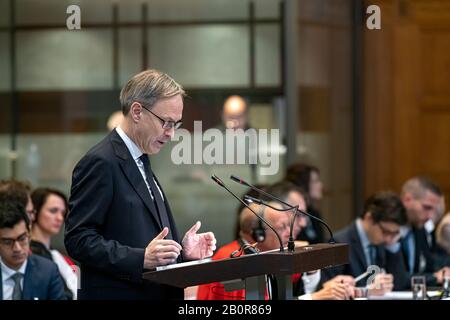 L'AIA, 18 febbraio 2020 - Francia agenti e delegazioni, F. Alabrume, A. Pele & H. Ascensio il giorno dell'udienza 2nd nelle immunità e nella criminalità Foto Stock