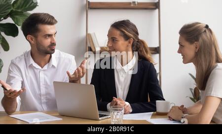 I colleghi che lavorano insieme al progetto in ufficio, uomini d'affari e donne d'affari che discutono idee di avvio o strategia aziendale, i dipendenti che siedono in toget Foto Stock