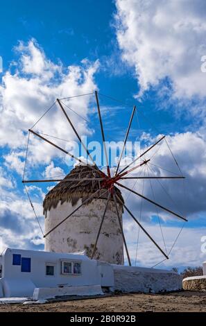 Vista panoramica dei tradizionali mulini a vento greca sull'isola di Mykonos, Cicladi Grecia Foto Stock