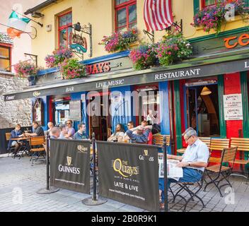 Situato nel centro della città del vivace ‘quartiere Latino’ di Galway, il Quays, Galway è uno dei più famosi e storici locali per il consumo di bevande di Galway. Foto Stock