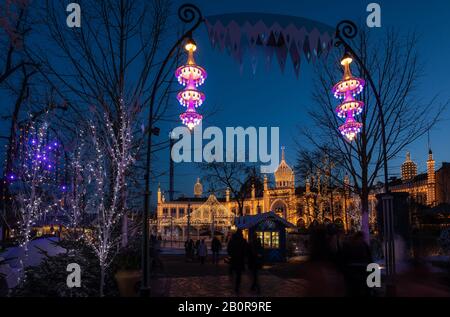 Light Festival E Inverno Nei Giardini Di Tivoli, Copenhagen. Luci serali e Restauranmt Nimb. Foto Stock