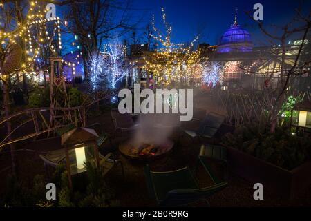 Light Festival E Inverno Nei Giardini Di Tivoli, Copenhagen. Caminetto all'aperto nei giardini di Tivoli. Foto Stock