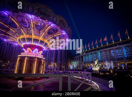 Light Festival E Inverno Nei Giardini Di Tivoli, Copenhagen. Laserlight e Merry si completano presso la casa dei concerti Tivoli. Foto Stock