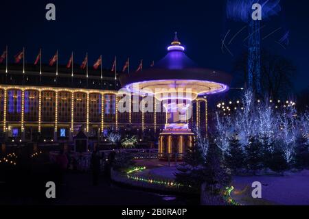 Light Festival E Inverno Nei Giardini Di Tivoli, Copenhagen. Laserlight e Merry si completano presso la casa dei concerti Tivoli. Foto Stock