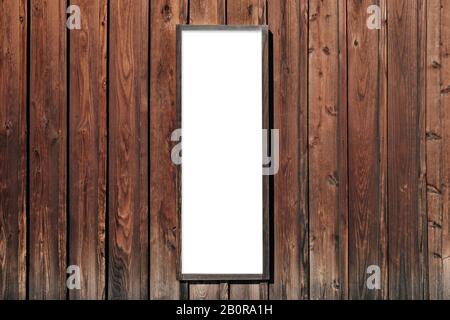 Cartello bianco appeso su una parete di legno duro Foto Stock