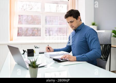 Il Contabile Di Successo Che Lavora Con I Dati Finanziari In Ufficio Foto Stock