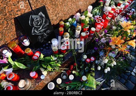 Hanau, Germania. 21st Feb, 2020. Fiori e candele sono stati immessi nel mercato. In un presunto attacco razzista, un tedesco di 43 anni a Hanau, Hesse, sparò diverse persone e poi se stesso. Credito: Nicolas Armer/Dpa/Alamy Live News Foto Stock