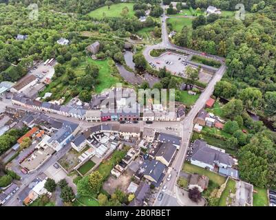 Una vista aerea di Main Street nel villaggio di Cong, a cavallo della contea di Galway e Contea di Mayo confini in Irlanda. Foto Stock