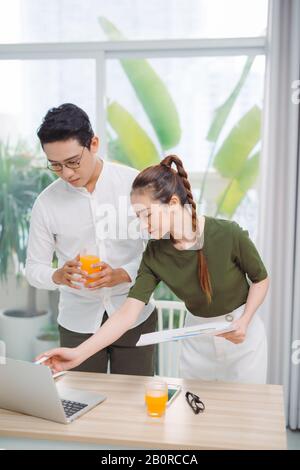 Giovani che lavorano in ufficio. Negoziazione finanziaria Foto Stock