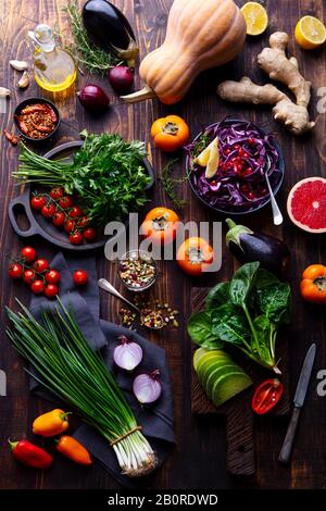 Assortimento di verdure fresche crude su sfondo di legno. Vista dall'alto. Foto Stock