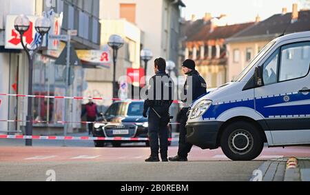 Hanau, Germania. 21st Feb, 2020. I poliziotti sono in piedi vicino a una scena criminale a Haymarket. In un presunto attacco razzista, un tedesco di 43 anni a Hanau, Hesse, sparò diverse persone e se stesso. Credito: Nicolas Armer/Dpa/Alamy Live News Foto Stock