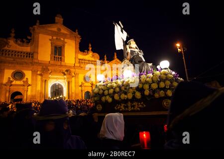 Leonforte, SICILIA - 19 APRILE: Fratelli cristiani durante la tradizionale processione Del Venerdì Santo del 19 aprile 2019 Foto Stock