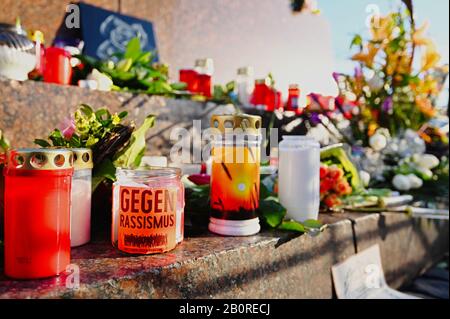 Hanau, Germania. 21st Feb, 2020. Fiori e candele sono stati immessi nel mercato. In un presunto attacco razzista, un tedesco di 43 anni a Hanau, Hesse, sparò diverse persone e se stesso. Credito: Nicolas Armer/Dpa/Alamy Live News Foto Stock