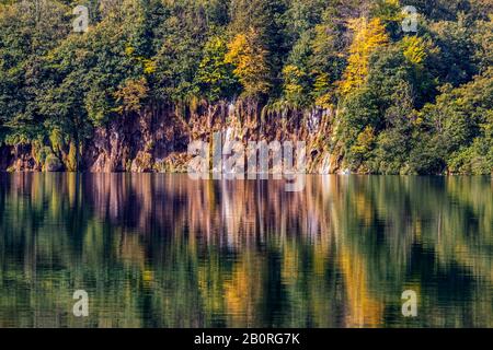 Diverse cascate di uno dei luoghi più sorprendenti del mondo ai laghi di Plitvice, Croazia. Un pezzo di natura veramente vergine e meravigliosa. Foto Stock