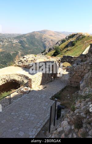 Libano: Vista dai resti del forte di Beaufort Cursader sul sud del Libano paesaggio Foto Stock