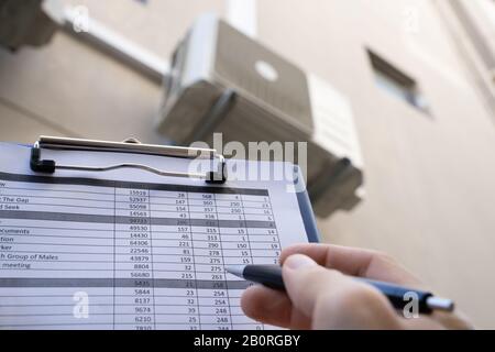 Uomo Che Esegue Il Controllo Del Riscaldamento, Della Ventilazione E Dell'Aria Condizionata Foto Stock