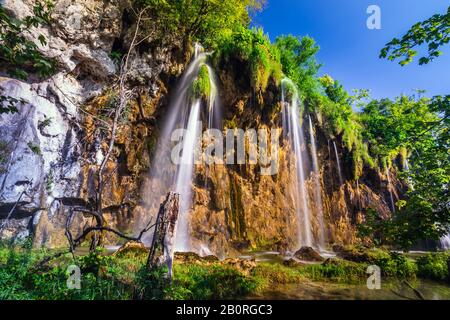 Diverse cascate di uno dei luoghi più sorprendenti del mondo ai laghi di Plitvice, Croazia. Un pezzo di natura veramente vergine e meravigliosa. Foto Stock