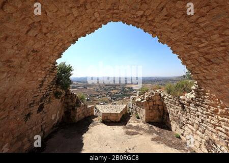 Vista dai resti del Forte Beaufort Crusader sul paesaggio del sud del Libano Foto Stock