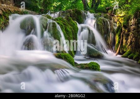 Diverse cascate di uno dei luoghi più sorprendenti del mondo ai laghi di Plitvice, Croazia. Un pezzo di natura veramente vergine e meravigliosa. Foto Stock