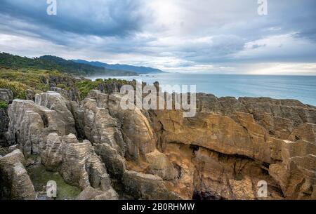 Paesaggio Costiero Di Rocce Di Arenaria, Pankake Rocks, Parco Nazionale Di Paparoa, Punakaiki, West Coast, South Island, Nuova Zelanda Foto Stock