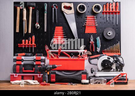 Strumenti Toolkit Su Scheda Di Metallo In Garage Foto Stock