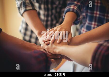 Il lavoro di squadra unisce le mani insieme. Concetto di successo del lavoro di squadra Foto Stock