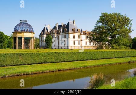 Birdhouse nel labirinto di alberi casella, castello fossato, Castello di Cormatin, Cormatin, Dipartimento Saone e Loira, Borgogna, Francia Foto Stock