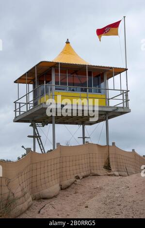 Surf lifesavers torre di avvistamento, Goolwa, South Australia. I club volontari di salvataggio del surf in Australia di solito prendono il posto di bagnini salariati. Foto Stock