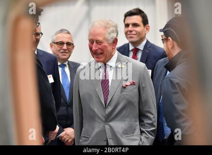 Il Principe di Galles parla con il personale durante una visita alla fabbrica di treni CAF a Newport, Galles. Foto Stock