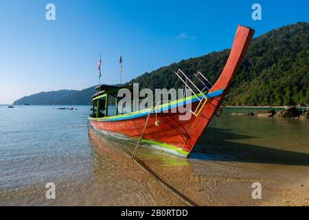 Barche Longtale sulla splendida spiaggia tropicale, Surin isola, Thailandia Foto Stock