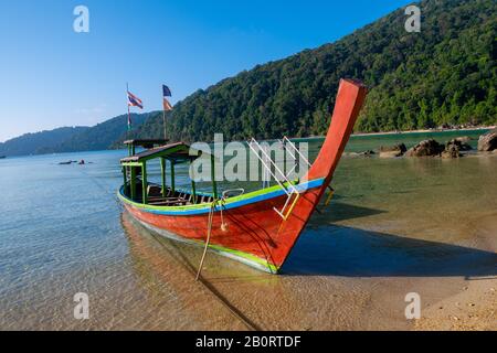 Barche Longtale sulla splendida spiaggia tropicale, Surin isola, Thailandia Foto Stock