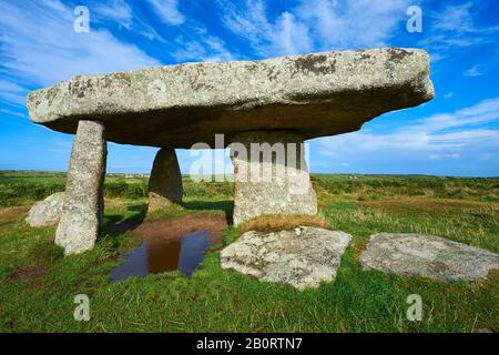 Lanyon Quoit è un dolmen funerario megalitico del periodo neolitico, circa 4000 - 3000 AC, vicino a Morvah sulla penisola di Penwith, Cornovaglia, Inghilterra Foto Stock