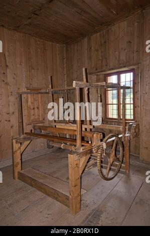 Antico telaio nel Castello di Monguelfo, Castello di Welsperg, Val Pusteria (Val Pusteria), Trentino Alto Adige, Italia Foto Stock