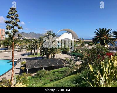 Santa Cruz, Tenerife, Spagna - 27 dicembre 2019, Bellissimo parco e Auditorium sul backgound a Santa Cruz, Tenerife, Isole Canarie, Spagna Foto Stock