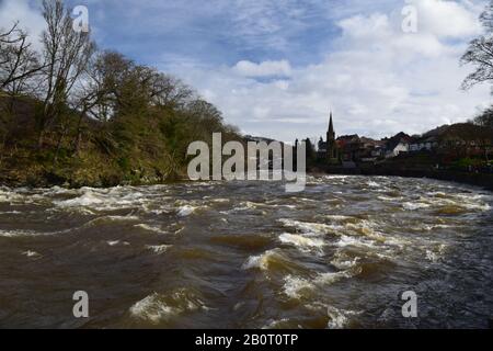 Il fiume Dee a Llangollen, un torrente gonfio che scorre attraverso la città. Foto Stock