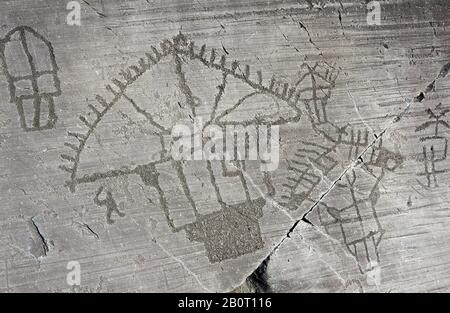 Petroglyph, scultura in roccia, dettaglio del cosiddetto 'Villaggio' raffigurante due case a due piani costruite su pali. Scolpito dagli antichi Camunni nell'i Foto Stock