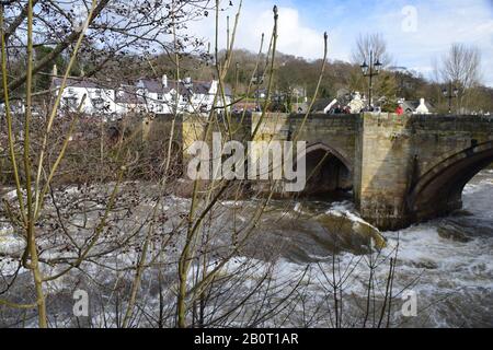 Il fiume Dee a Llangollen, un torrente gonfio che scorre attraverso la città. Foto Stock