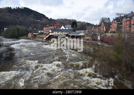 Il fiume Dee a Llangollen, un torrente gonfio che scorre attraverso la città. Foto Stock