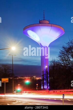 Torre dell'acqua illuminata Lichtscheid in serata, Germania, Renania Settentrionale-Vestfalia, Bergisches Land, Wuppertal Foto Stock